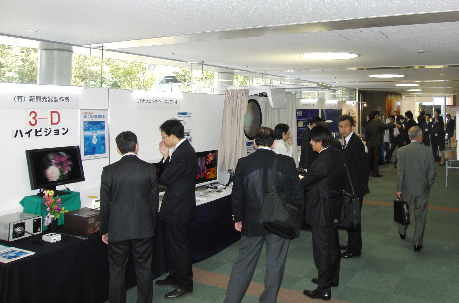 会場ロビーでの機器展示